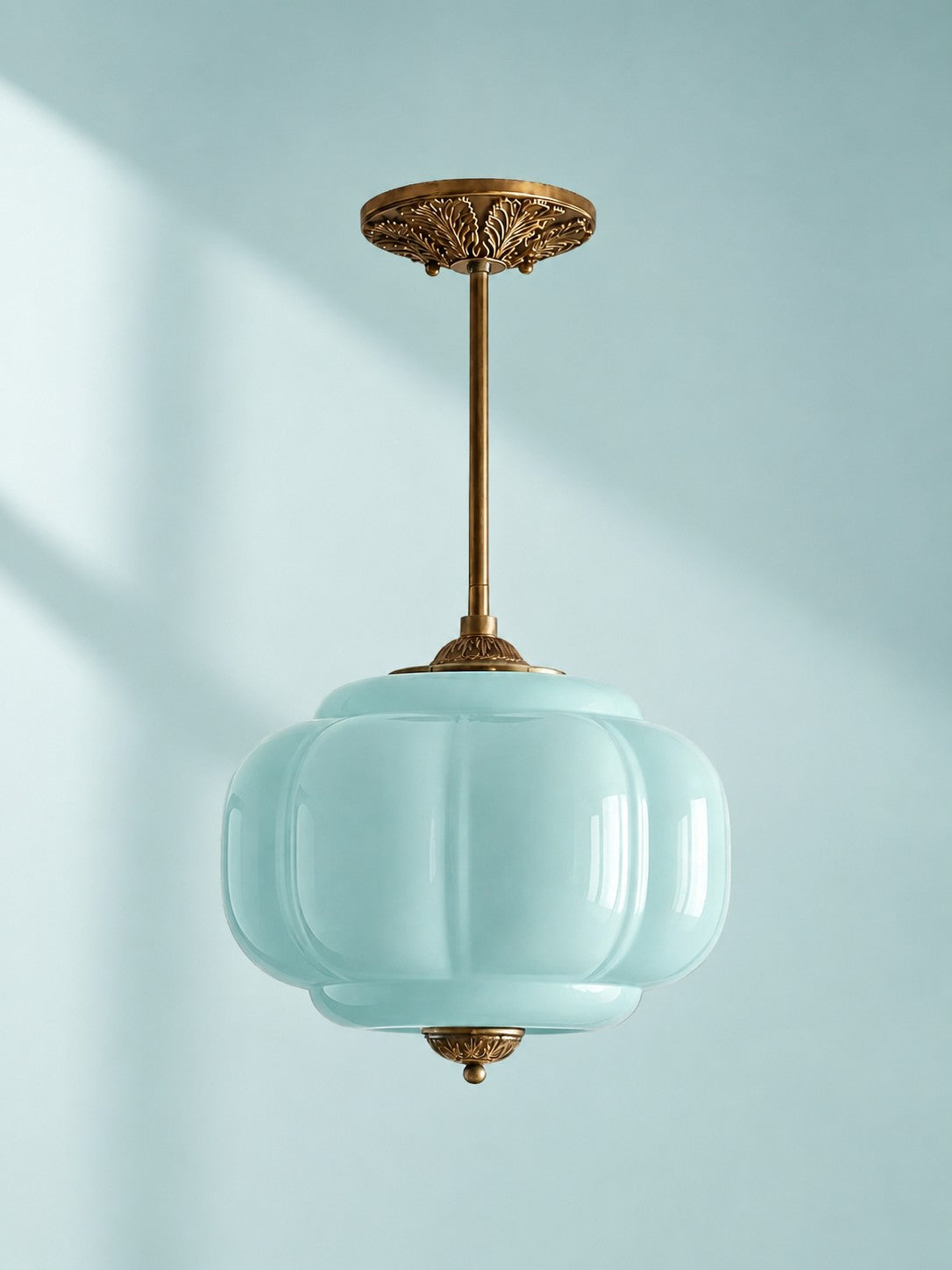 Candeeiro suspenso Eloise vintage em vidro leitoso com rebordo festonado