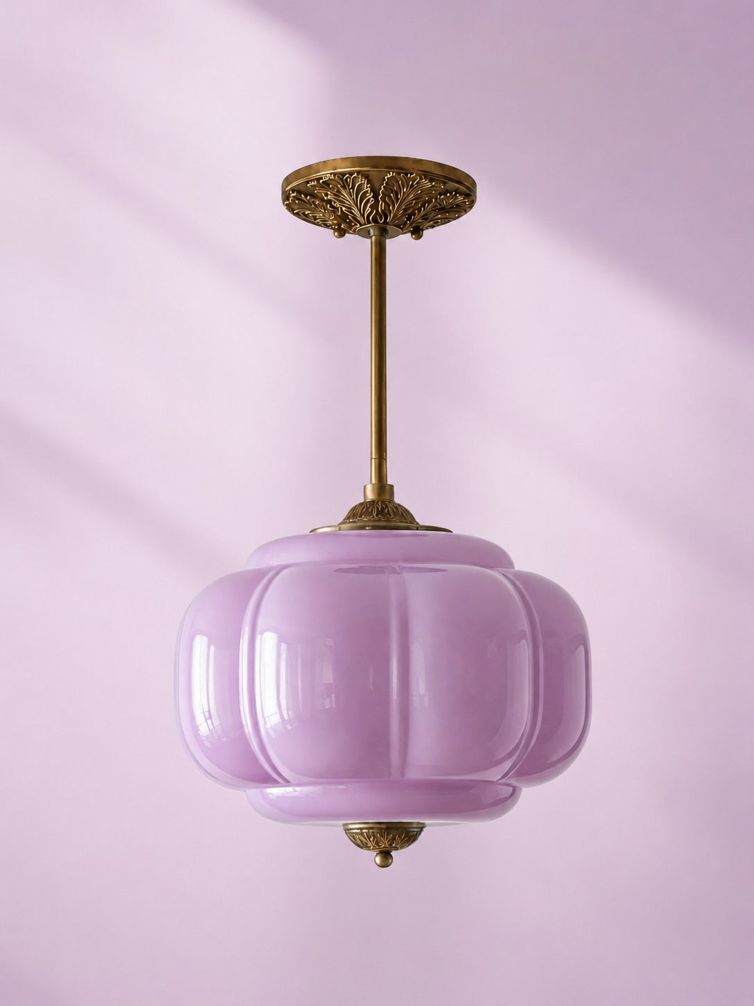 Candeeiro suspenso Eloise vintage em vidro leitoso com rebordo festonado