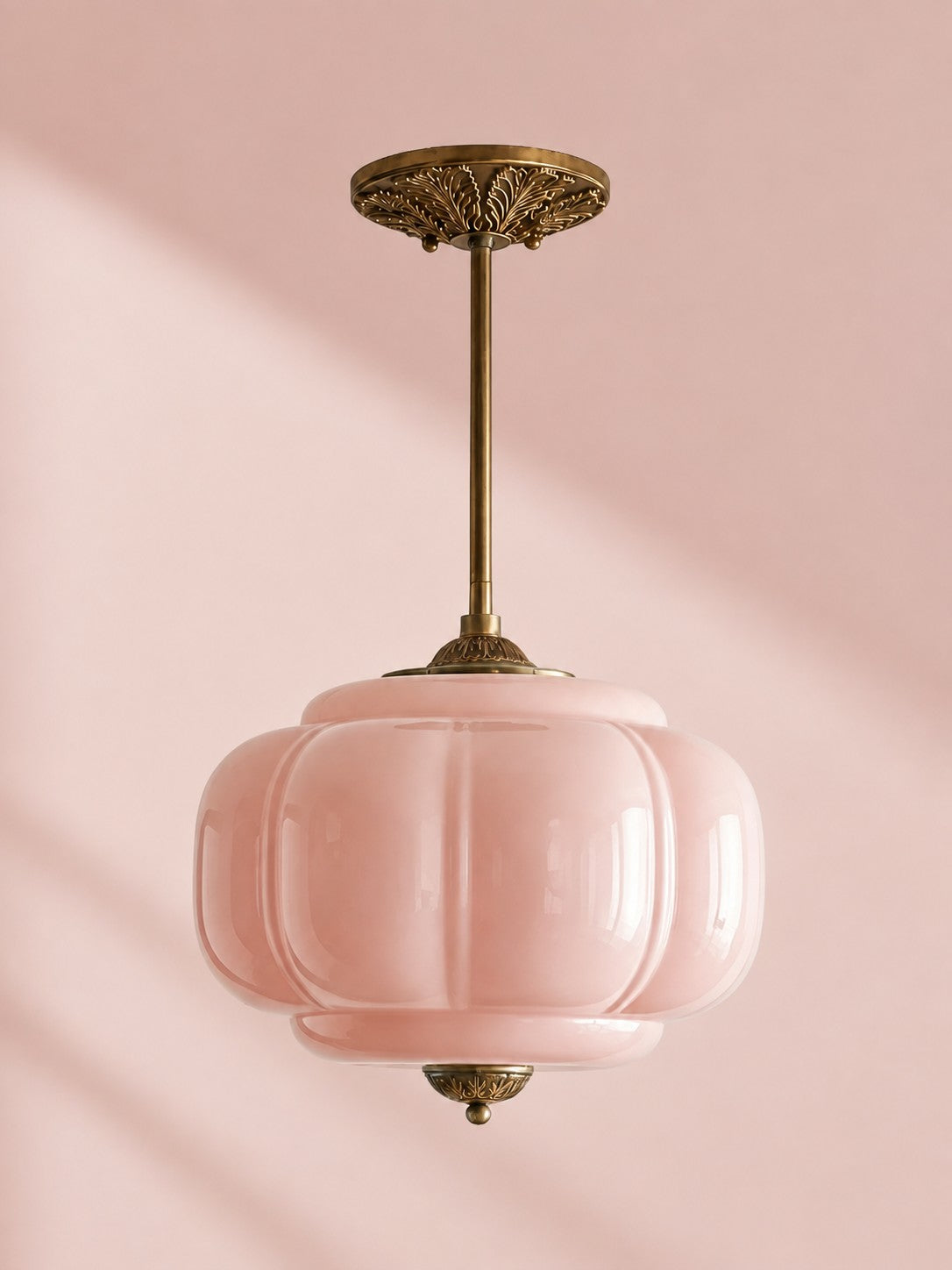 Candeeiro suspenso Eloise vintage em vidro leitoso com rebordo festonado