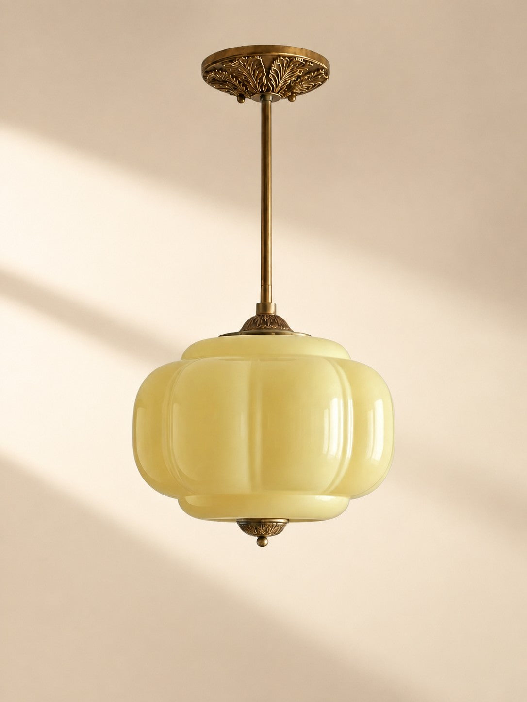 Candeeiro suspenso Eloise vintage em vidro leitoso com rebordo festonado