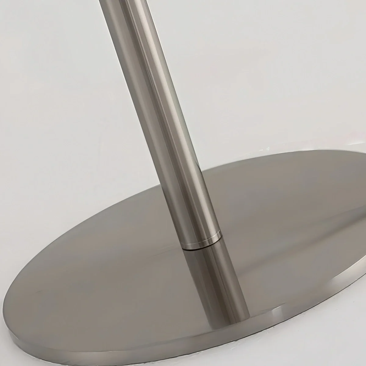 Candeeiro de pé moderno em metal e vidro – design de lanterna cor de laranja para quarto