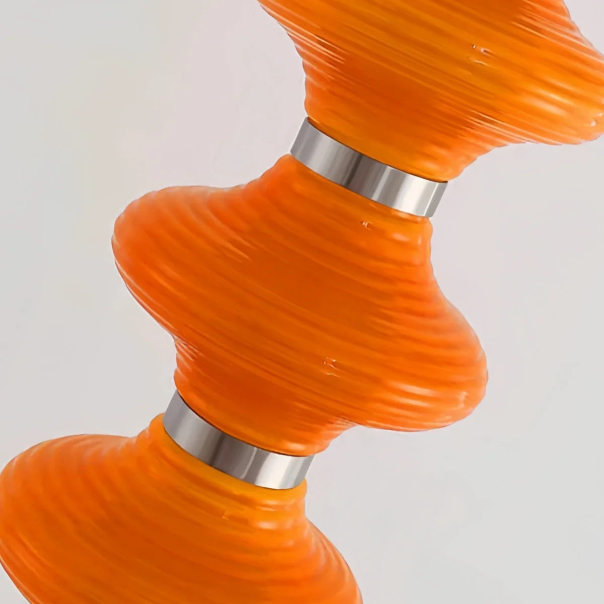 Candeeiro de pé moderno em metal e vidro – design de lanterna cor de laranja para quarto