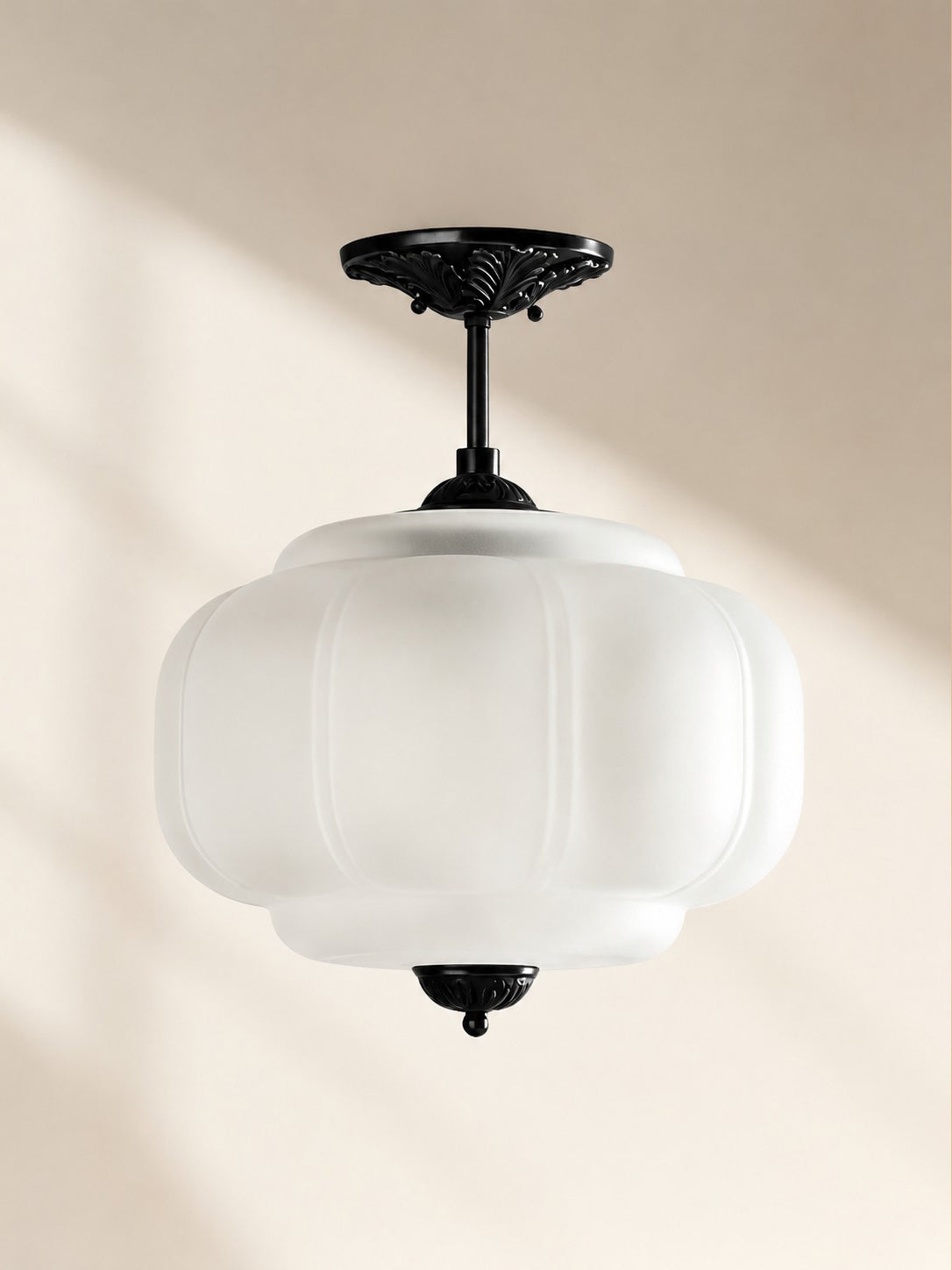 Candeeiro suspenso Eloise vintage em vidro leitoso com rebordo festonado