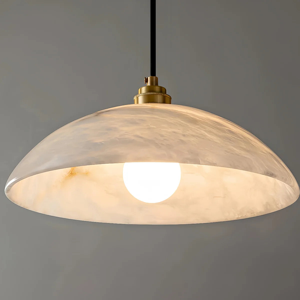Candeeiro Pendente Alba em Alabastro Natural e Latão Polido