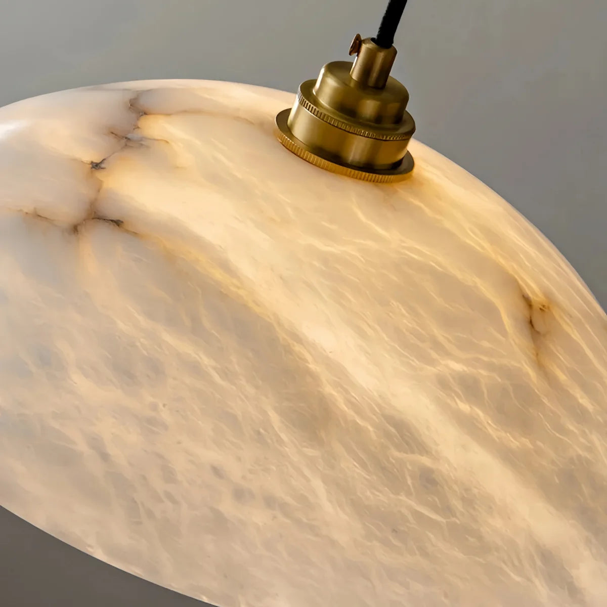 Candeeiro Pendente Alba em Alabastro Natural e Latão Polido