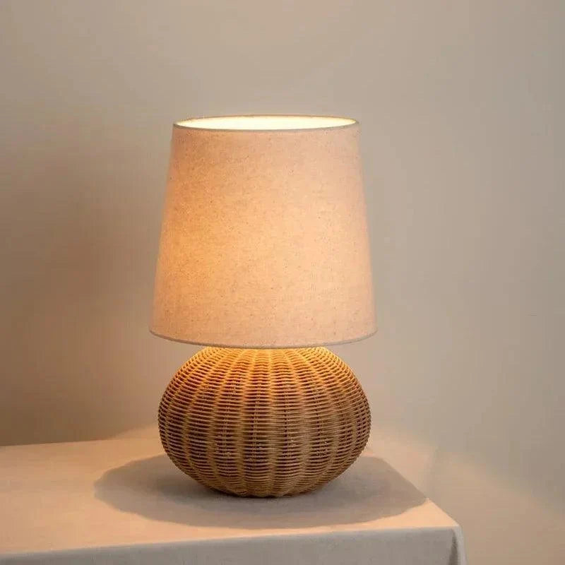 Coleção de Candeeiros de Mesa Delilah para sala e quarto