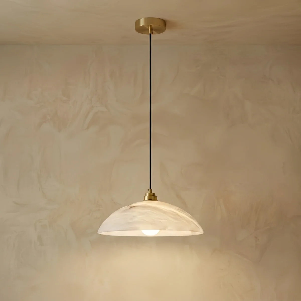 Candeeiro Pendente Alba em Alabastro Natural e Latão Polido