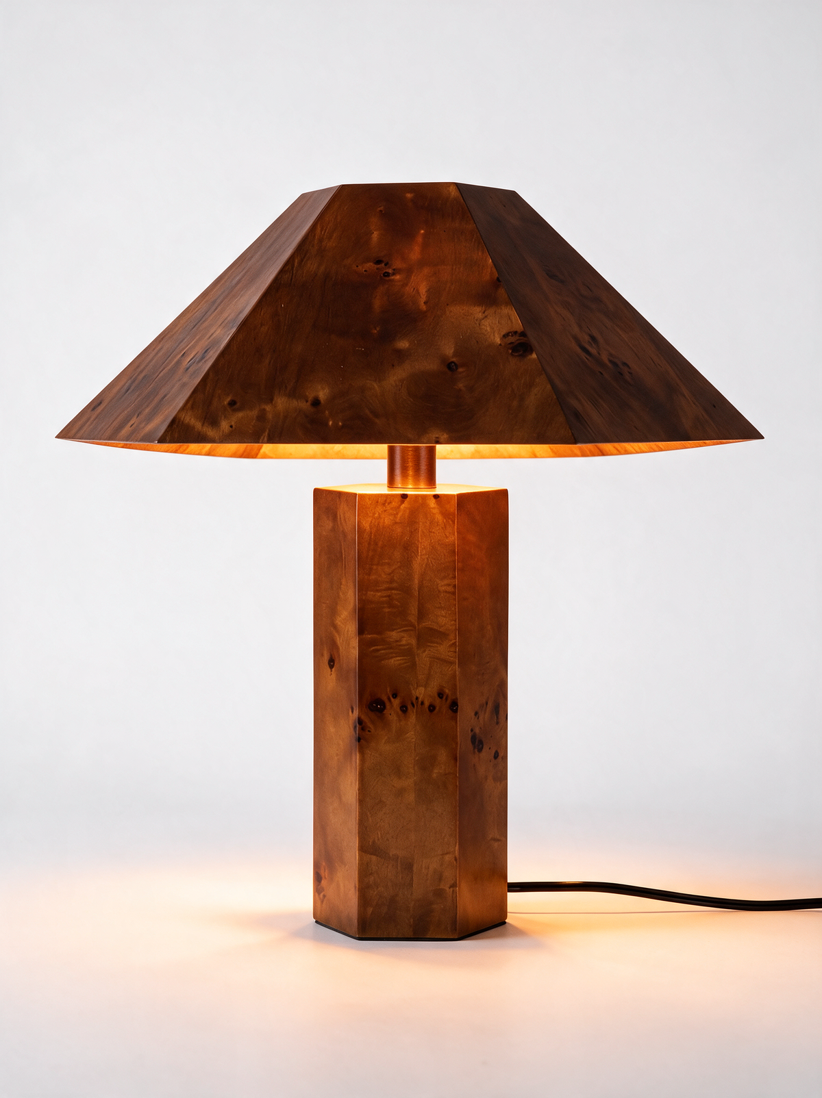 Candeeiro de mesa Alva em madeira de raiz para sala e quarto