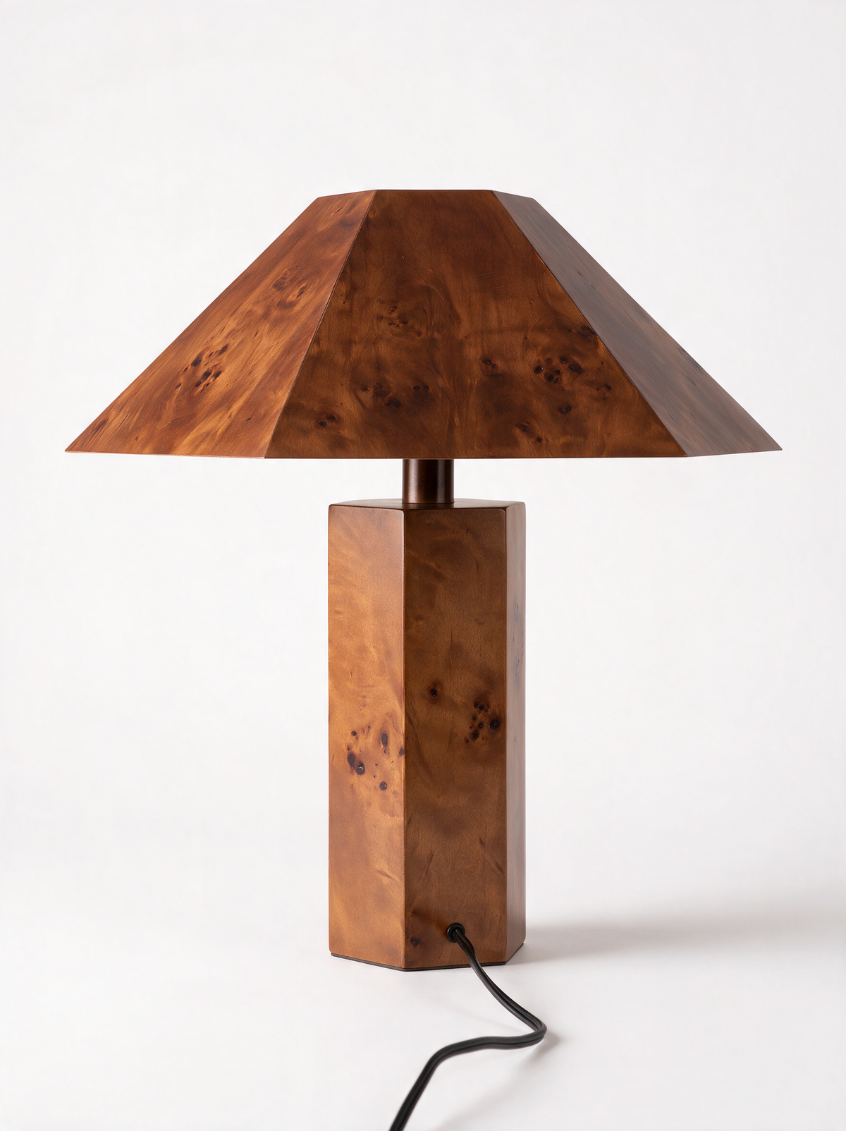 Candeeiro de mesa Alva em madeira de raiz para sala e quarto