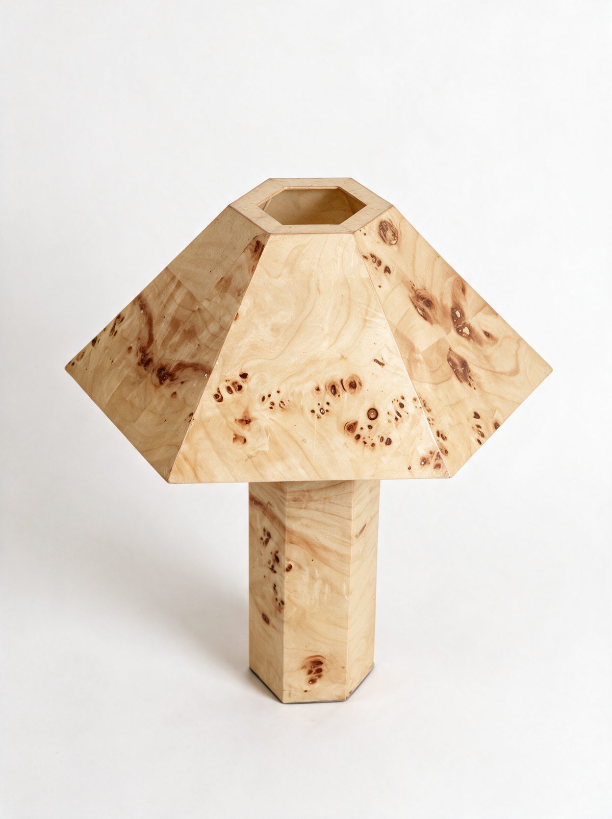Candeeiro de mesa Alva em madeira de raiz para sala e quarto