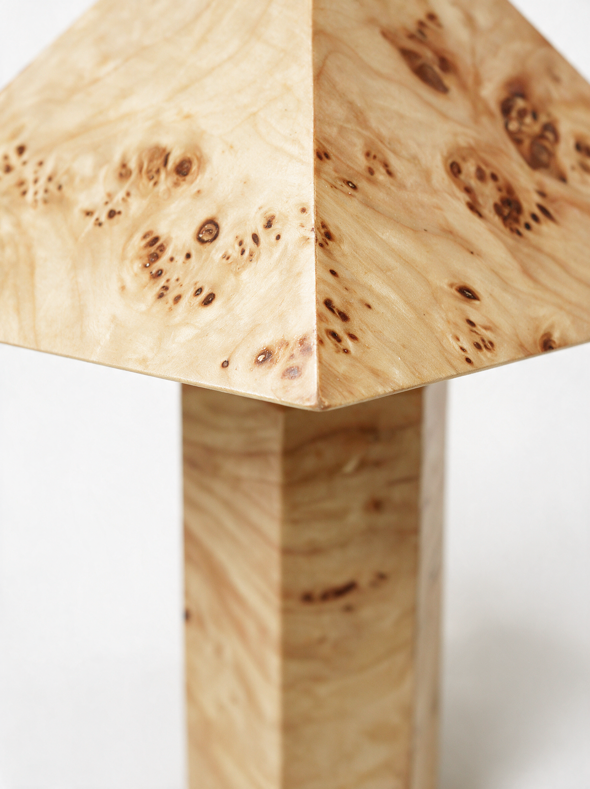 Candeeiro de mesa Alva em madeira de raiz para sala e quarto