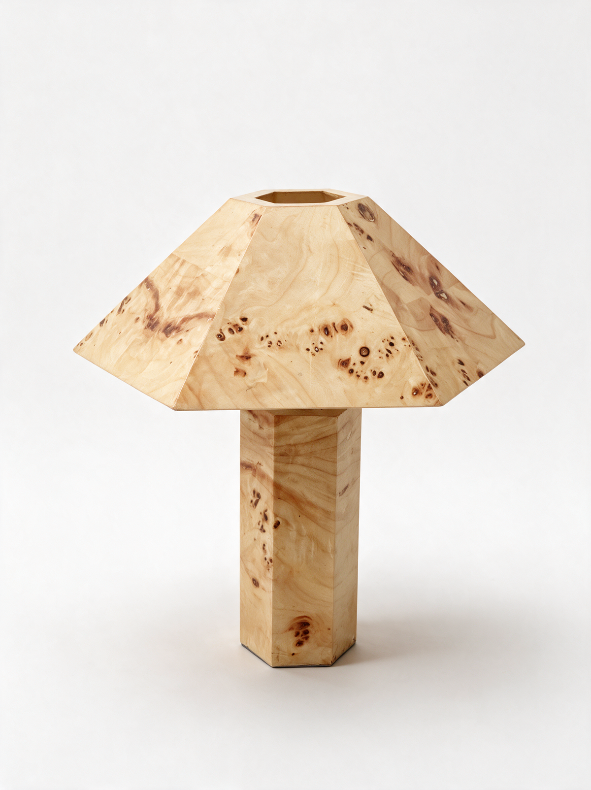 Candeeiro de mesa Alva em madeira de raiz para sala e quarto