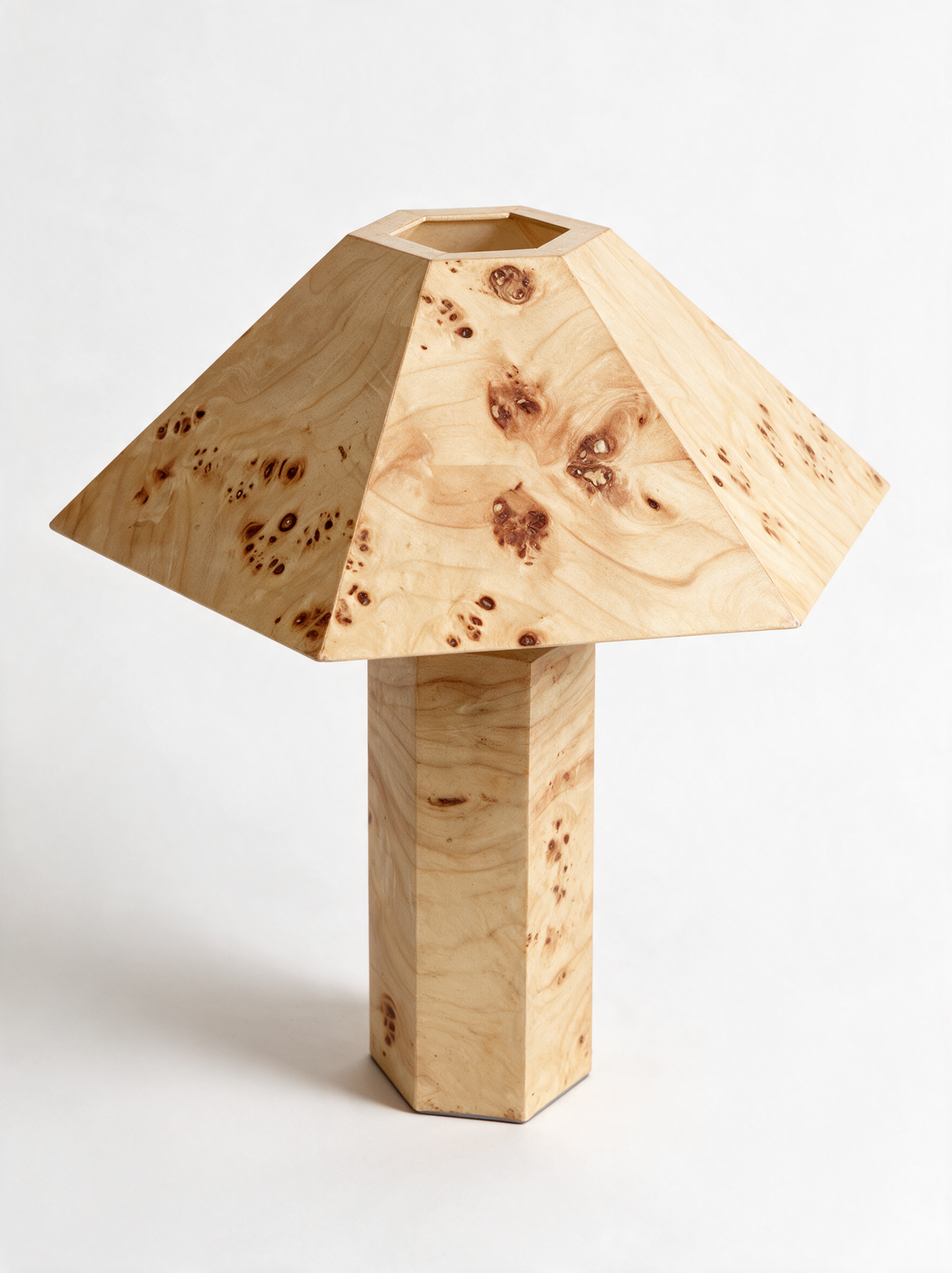 Candeeiro de mesa Alva em madeira de raiz para sala e quarto