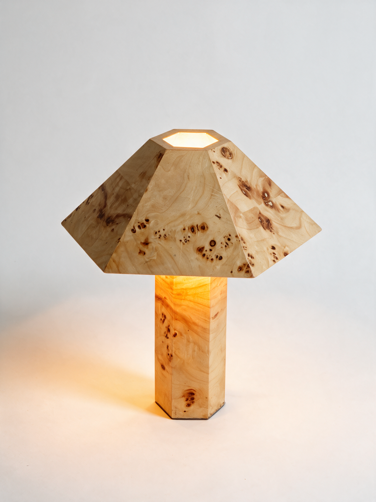 Candeeiro de mesa Alva em madeira de raiz para sala e quarto