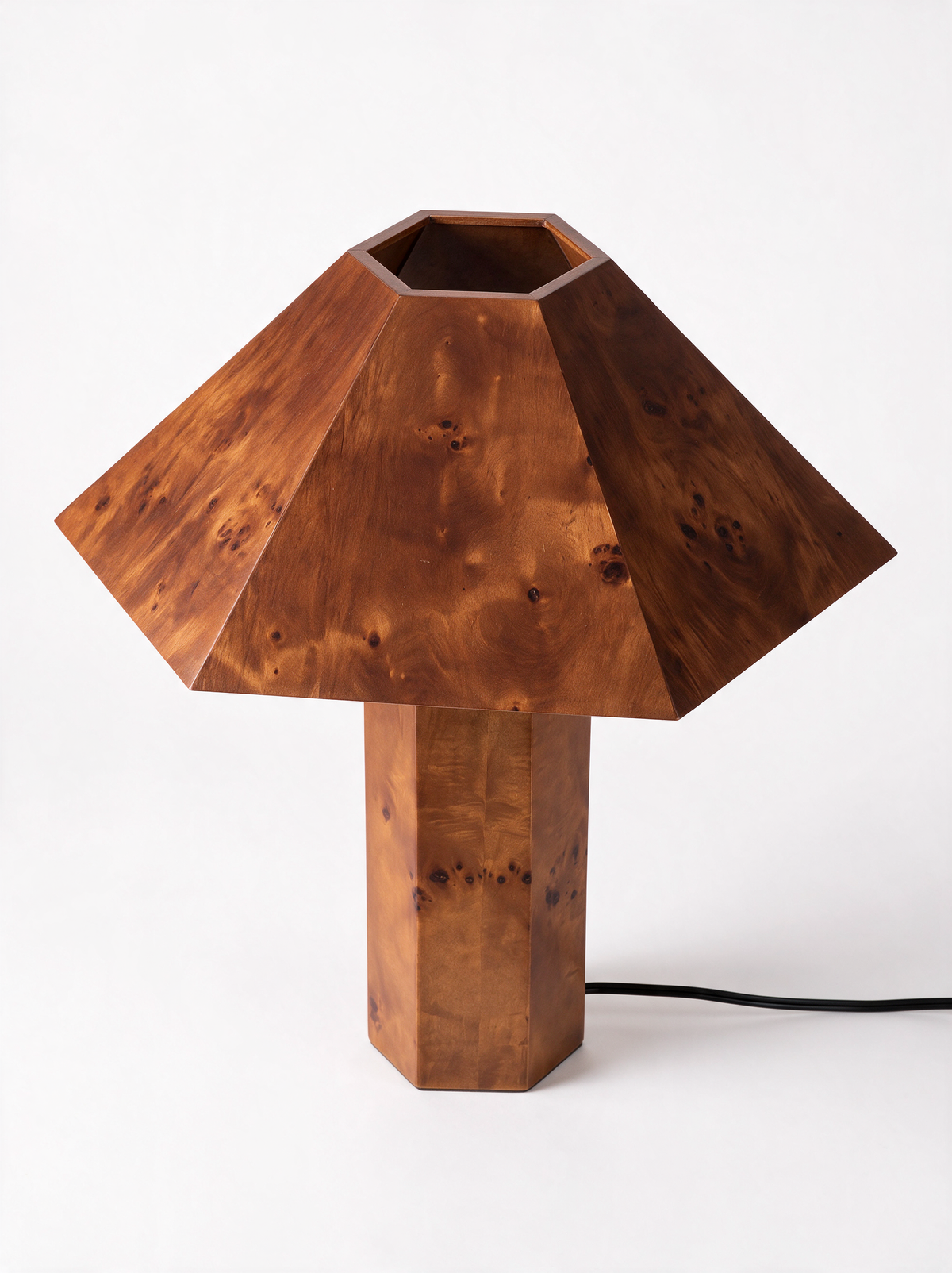 Candeeiro de mesa Alva em madeira de raiz para sala e quarto