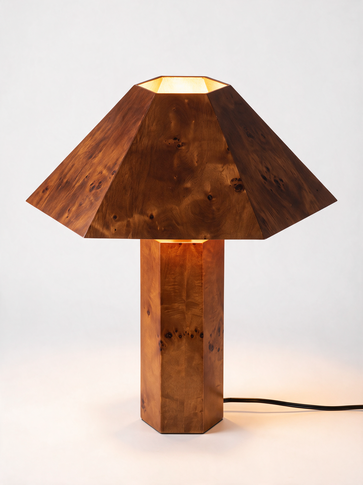 Candeeiro de mesa Alva em madeira de raiz para sala e quarto